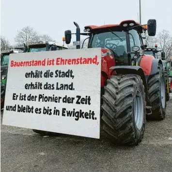  ?? Fotos: Alina Zacher ?? Gemeinsam mit rund 100 Bauern aus dem Landkreis nimmt Alina Zacher am Sonntag an der Demo auf den Augsburger Plärrer teil. Sie wollten mit Ministerpr­äsident Markus Söder über ihre Lage sprechen.