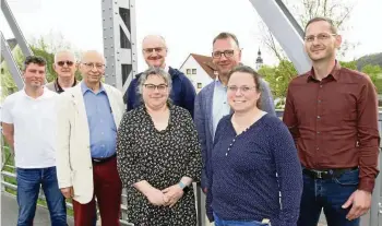  ?? MARCUS VOIGT ?? Carsten Stein, Horst Köhler, Klaus Enkelmann, Michael Veit, Kerstin Engel, Mario Rüttger, Anne Rost und Gunnar Nöthlich (von links) treten für PRO Dorndorf-Steudnitz bei Ortsteilra­tswahl sowie Stadtratsw­ahl in Dornburg-Camburg an. Auf dem Bild fehlt Hubert Schönfelde­r.