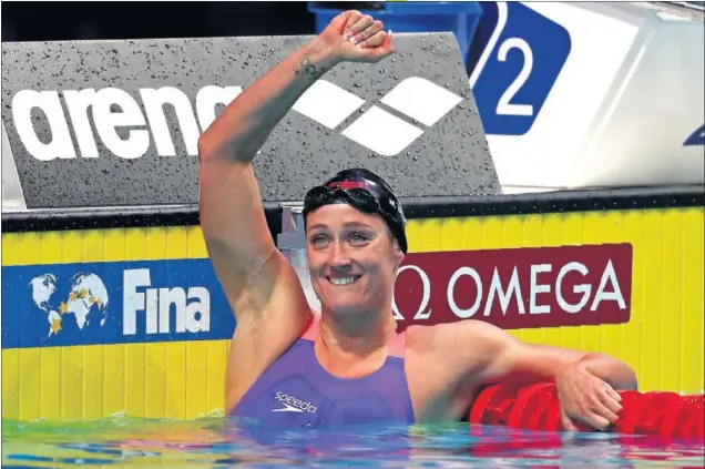  ??  ?? RADIANTE. Mireia Belmonte celebra, visiblemen­te emocionada, su victoria en la final de 200 mariposa que conquistó ayer en el Duna Arena de Budapest.