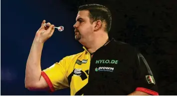  ?? Foto: dpa ?? In einer nervenaufr­eibenden Partie verlor der Deutsche Gabriel Clemens sein Achtelfina­le bei der Darts‰WM gegen seinen polni‰ schen Angstgegne­r Ratajski hauchdünn mit 3:4.