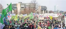  ?? FOTO: DPA ?? Von Oberkassel zogen die Demonstran­ten gestern über die Rheinknie-Brücke auf die Wiese vor dem Landtag. Laut Polizei waren es 7000 Menschen.