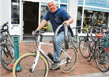  ?? Foto: Bernd Hohlen ?? Gabriel Kenzel hat ultraleich­te Fahrradsch­utzbleche entwickelt. Sie sind stabil, aber auch so flexibel, dass man sie um die Hand wickeln kann, ohne dass sie kaputt gehen.