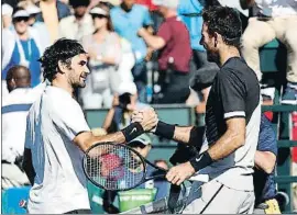  ?? JOHN G. MABANGLO / EFE ?? Federer y Del Potro se saludan tras el encuentro, el domingo