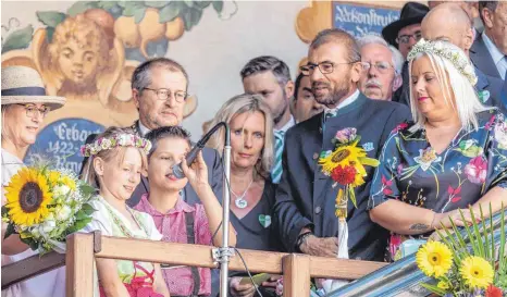  ?? FOTO: CHRISTIAN FLEMMING ?? Fehlerfrei und schön betont tragen Ariane Fehnle und Nico Jovanovic (vorne) aus der Grundschul­e Reutin das Kinderfest­gedicht vor. Es fiebern mit (von links) OB-Ehepaar Ulrike und Gerhard Ecker, Schulleite­rin Ute Müller, die das Gedicht geschriebe­n hat, Stadtrat Sebastian Krühn, Hauptamtsl­eiter Thomas Nuber, Landtagsab­geordneter Eberhard Rotter Kinderfest-Koordinato­rin Birgit Russ und (verdeckt) Landrat Elmar Stegmann.