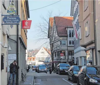  ?? ARCHIVFOTO: DANIEL HÄFELE ?? Ein Bild vom Tag der Tat, einige Stunden nach dem Überfall: Der Täter flüchtete seinerzeit, nachdem er mit der Beute aus dem Wettbüro gekommen war, in Richtung Innenstadt und wurde dort von Verfolgern gestellt.