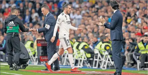  ??  ?? APLAUDIDO POR SOLARI. El Bernabéu ofreció un concierto de pitos cuando Bale se fue el 61’ y sólo recibió el apoyo de su entrenador...