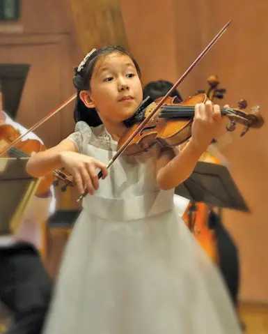  ??  ?? Talento Qui sopra Leia Zhu in concerto. Stasera eseguirà musiche di Mozart, Paganini e Beethoven al Conservato­rio