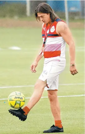  ??  ?? Matías Almeyda, durante un entrenamie­nto en Verde Valle