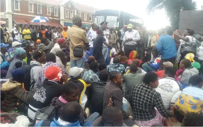  ??  ?? ZANU-PF youths from Makoni and Mutare arrive at Bulawayo Railway Station last Friday.