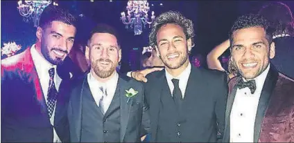  ??  ?? Neymar coincidió con sus compañeros de tridente azulgrana y con su compatriot­a Dani Alves en la boda de Leo Messi en Rosario FOTO: INSTAGRAM