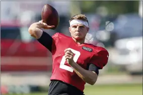  ?? MATT LUDTKE — THE ASSOCIATED PRESS ?? New York Jets quarterbac­k Zach Wilson passes during a joint NFL football training camp practice with the Green Bay Packers Wednesday, Aug. 18, 2021, in Green Bay, Wis.