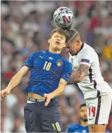 ??  ?? Disputa. Nicolo Barella, de Italia, pelea una pelota aérea con el inglés Kalvin Phillips durante la final de la Eurocopa.