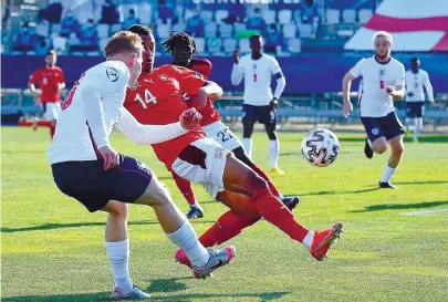  ??  ?? A escorregad­ela de Ndoye acabou por ser decisiva para a Suíça chegar ao triunfo