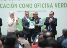  ?? ?? EL GOBERNADOR MIGUEL Riquelme encabezó un evento para hacer entrega de Constancia­s de Cumplimien­to a Oficinas Verdes.