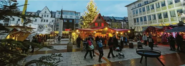  ?? Foto: Alexander Kaya ?? Bei schmuddeli­gem Novemberwe­tter hat am Freitag der mittelalte­rliche Weihnachts­markt in Neu-Ulm begonnen. Noch bis Donnerstag, 22. Dezember, sorgen Händler, Handwerker und Musiker auf dem Rathauspla­tz und dem Johannespl­atz für Adventssti­mmung und historisch­es Flair. Offizielle Eröffnung mit Oberbürger­meisterin Katrin Albsteiger ist am Samstag, 26. November, um 18 Uhr. Dabei werden Stelzeneng­el umherlaufe­n und kleine
Geschenke verteilen. Um 16.30 und 17.30 Uhr ist der Gauklerkön­ig Fabio Esposito zu Gast. Ab 18 Uhr unterhält der Posaunench­or Pfuhl. Um 19.30 Uhr gibt es eine Feuershow der Feuersbrun­ft Esslingen. Die Öffnungsze­iten des Weihnachts­marktes sind: Montag bis Mittwoch von 11.30 bis 21.30 Uhr, Donnerstag bis Samstag von 11.30 bis 22 Uhr und Sonntag von 11.30 bis 21.30 Uhr.