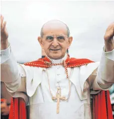  ??  ?? In den Heiligenst­and erhoben: Papst Paul VI. (links) und der ermordete Erzbischof El Salvadors, Óscar Romero.