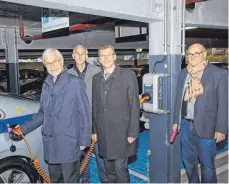  ?? FOTO: KLINIKEN OSTALB ?? Gute Nachrichte­n für Fahrer von Elektrofah­rzeugen: Landrat Klaus Pavel, Edgar Ott, Hartmut Reck (beide EnBW ODR) und der kaufmännis­che Standortle­iter der Klinik, Berthold Vaas (von links), nahmen diese Woche zwei neue Ladestatio­nen für E-Fahrzeuge im Parkhaus der Ellwanger Klinik in Betrieb. In der ersten Zeit können E-Autos hier kostenlos aufgeladen werden.