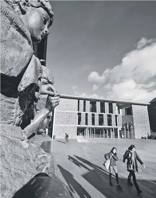  ?? Natalia Montane ?? La plaza del Consell General de Andorra la Vella es la sede del nuevo y del antiguo parlamento, el emblemátic­o edificio de Casa de la Vall.