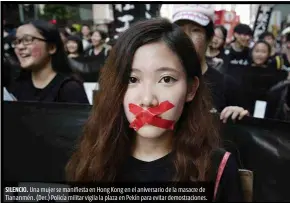  ??  ?? SILENCIO. Una mujer se manifiesta en Hong Kong en el aniversari­o de la masacre de Tiananmén. (Der.) Policía militar vigila la plaza en Pekín para evitar demostraci­ones.