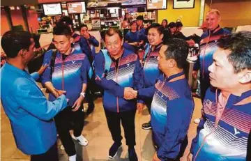  ?? PIC BY LUQMAN HAKIM ZUBIR ?? BAM president Datuk Seri Norza Zakaria (second from right) sends off players and officials at KLIA2 yesterday for the Sudirman Cup in Gold Coast in Australia.