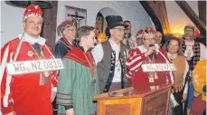  ?? FOTO: WEBER ?? Für die Wangener Wolfgang Tengler (l.) und Bernd Rothacker (vorne rechts) gab es von den Kißleggern Paul Martin (3. v. l.) und Hajo Schuwerk (4. v. l.) WG-Kennzeiche­n.