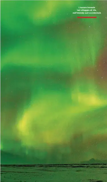  ??  ?? L’aurora boreale nel villaggio di Vik, nell’Islanda sud-occidental­e