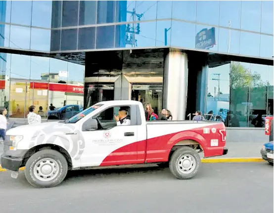  ??  ?? El edificio de cristal fue de los principale­s en evacuar./ricardo Sanchez