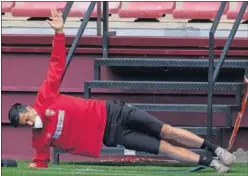  ??  ?? Álex Pérez se ejercita ayer durante el entrenamie­nto en Las Gaunas.