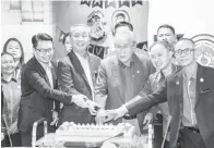  ?? — Gambar Chimon Upon ?? SIMBOLIK: Len (tiga kanan) bersama Jack (dua kanan) serta jemputan lain memotong kek ulang tahun ke-30 NREB Sarawak.