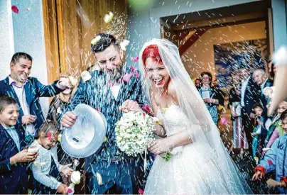  ?? Foto: Wedding Photo Fotolia.com, Foto Kopf: Peter Atkins Fotolia.com ?? Natürlich sollen sich Hochzeitsg­äste dem Anlass entspreche­nd kleiden, aber unter keinen Umständen darf optisch dem Brautpaar die Schau gestoh len werden.