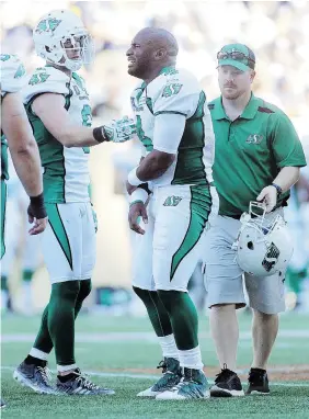  ?? GETTY IMAGES FILES ?? Saskatchew­an Roughrider­s quarterbac­k Darian Durant is helped off the field after he
injured his right elbow during Sunday’s game in Winnipeg.