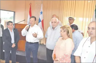  ??  ?? Juan Carlos Varela Rodríguez con el intendente Luis Yd y el gobernador Juan Schmalko.