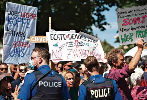 ?? (PETER KLAUNZER/EPA) ?? A Berne, samedi, manifestat­ion contre les mesures imposées par le gouverneme­nt pour freiner la propagatio­n du virus. Parmi les manifestan­ts, de nombreuses personnes à risque, des familles et des enfants.