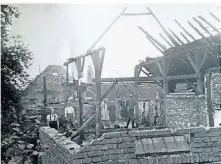  ?? FOTO: SCHOLTHEIS ?? Und das war der Schweinest­all gegen Kriegs
ende: Familie Scholtheis auf dem zerstörten
Weyershof.