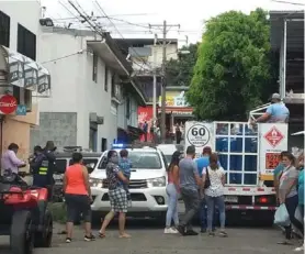  ?? SILVIA COTO ?? Los vecinos se tiraron a la calle para averiguar qué pasaba.