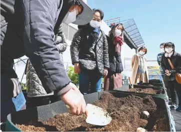  ?? ?? Above: Users of the rooftop garden listen to the advice of an expert, left. Right: Almost everything necessary for cultivatio­n, from tools to seeds, is available.