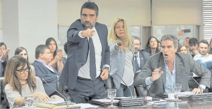  ?? TELAM ?? Fuera de sí. El diputado kirchneris­ta Rodolfo Tailhade, ayer durante el plenario en el Consejo de la Magistratu­ra. A su lado, el separado senador Ruperto Godoy.