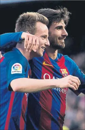  ?? ALEX CAPARROS / GETTY ?? Rakitic y Gomes celebran un gol al Athletic en el Camp Nou