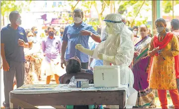  ??  ?? Health workers take swab samples for Covid-19 testing as coronaviru­s cases surge in Kozhikode, Wednesday.