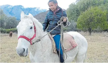  ?? LA VOZ ?? Pura vida. Con sol o lluvia, Lucía Montenegro va a caballo a su escuela de Traslasier­ra todos los días.