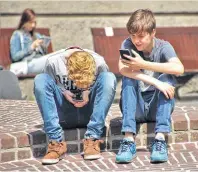  ??  ?? Los adolescent­es tienen el celular prendido las 24 horas.