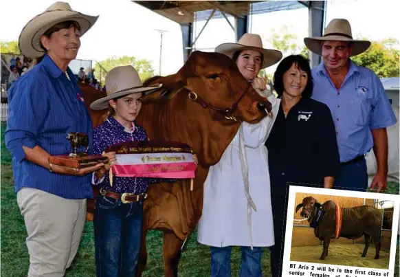  ?? PHOTO: WAGTAIL MEDIA ?? LOOKING BACK: Wendy Cole from Kenrol Stud in Gracemere, Shay Barron, Chelsea Peacock, and Lyn and Colin Tink with junior champion female BT Aria at the World Brahman Congress.