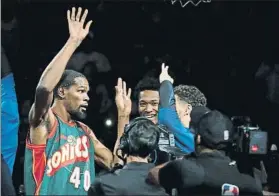  ?? FOTO: AP ?? Durant, con la camiseta de Shawn Kemp. Fue aclamado en su retorno a Seattle