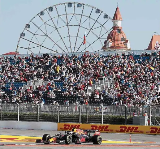  ?? Fotos: AFP ?? Max Verstappen vor der tollen Kulisse im russischen Sotschi.