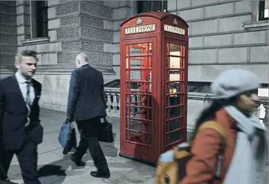  ?? KEVIN COOMBS / REUTERS ?? Cabina de telèfon al costat del Parlament britànic ahir, mentre a l’interior s’aprovava avançar les eleccions