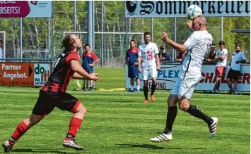  ?? Foto: Thorsten Jordan ?? Elmin Korora (rechts) erzielte per Elfmeter das 2:0 für den TSV Landsberg, der damit Tabellenfü­hrer Bernbeuren auf den Fersen bleibt.