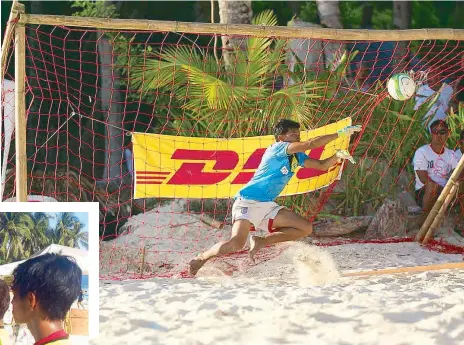  ??  ?? FIGHTING SPIRIT: The Tacloban Surge huddle at the Sama-Sama Games 2014 in Boracay (top). Goalkeeper Ralph Relano in action (above). Sama-Sama Games co-organizer Marco Kasic talks to the team from Tacloban prior to the final game (left).