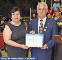  ??  ?? Entrega del reconocimi­ento a la institució­n