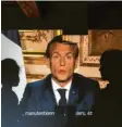  ??  ?? Eine Familie verfolgt die TV-Ansprache von Präsident Macron, der die Ausgangssp­erren verlängert hat.