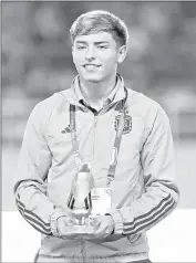  ?? EFE ?? El mejor goleador del torneo, el argentino Agustín Roberto posa tras ganar la Bota de Oro del Mundial Sub-17 de la FIFA. /